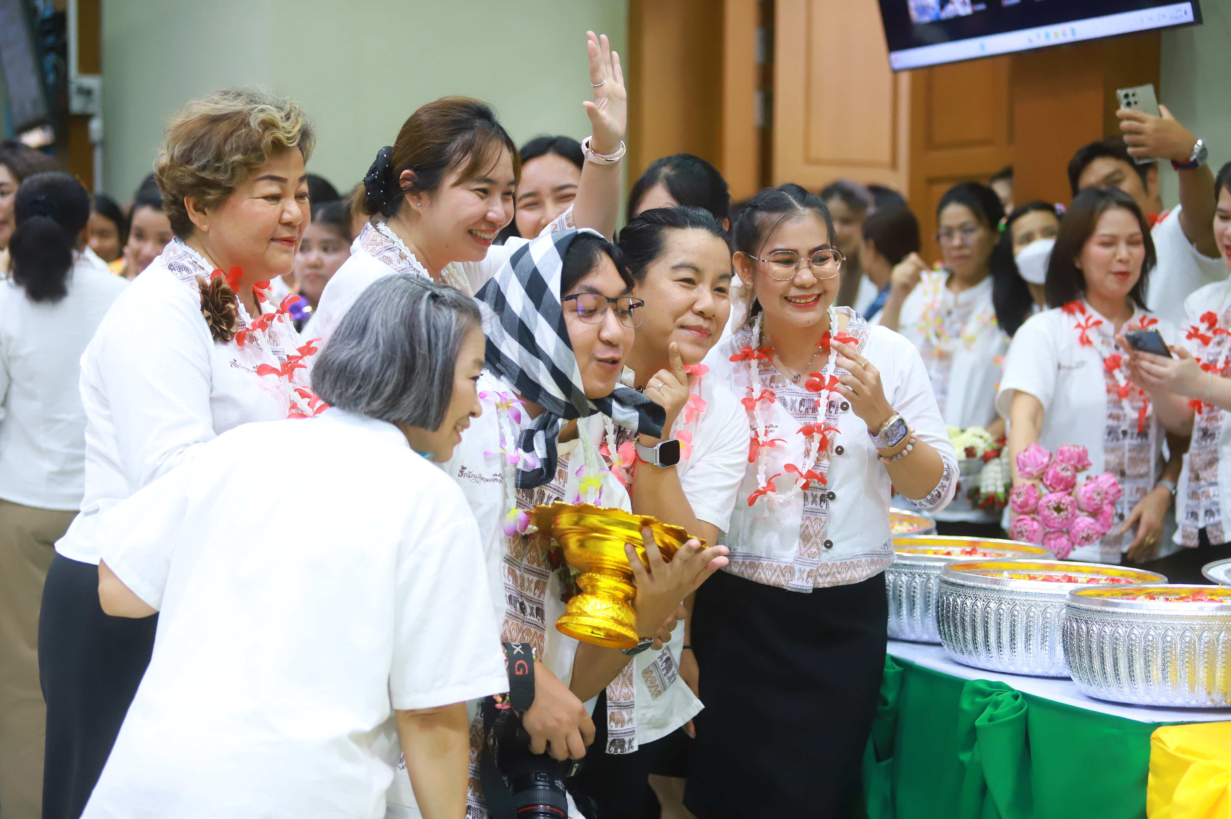title - ชุ่มฉ่ำ! ชาว ส.ป.ก. ร่วมสรงน้ำพระพุทธรูป และรดน้ำขอพรผู้บริหาร เนื่องในประเพณีวันสงกรานต์ ประจำปี 2569 บรรยากาศเต็มไปด้วยความชื่นมื่นชุ่มฉ่ำ